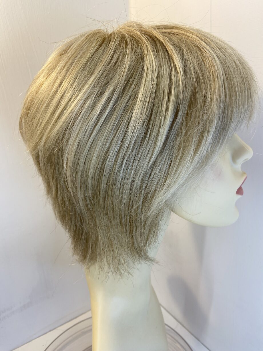 Blonde mid length wig. Blms581