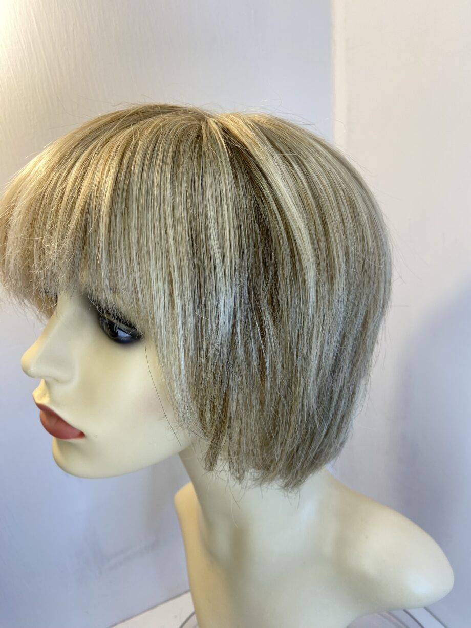 Blonde mid length wig. Blms581