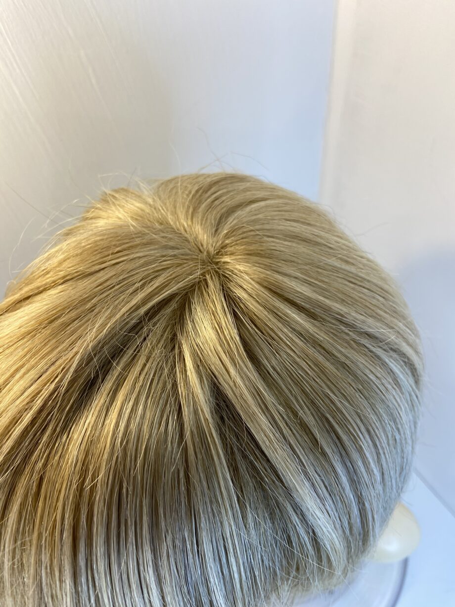 Blonde mid length wig. Blms581