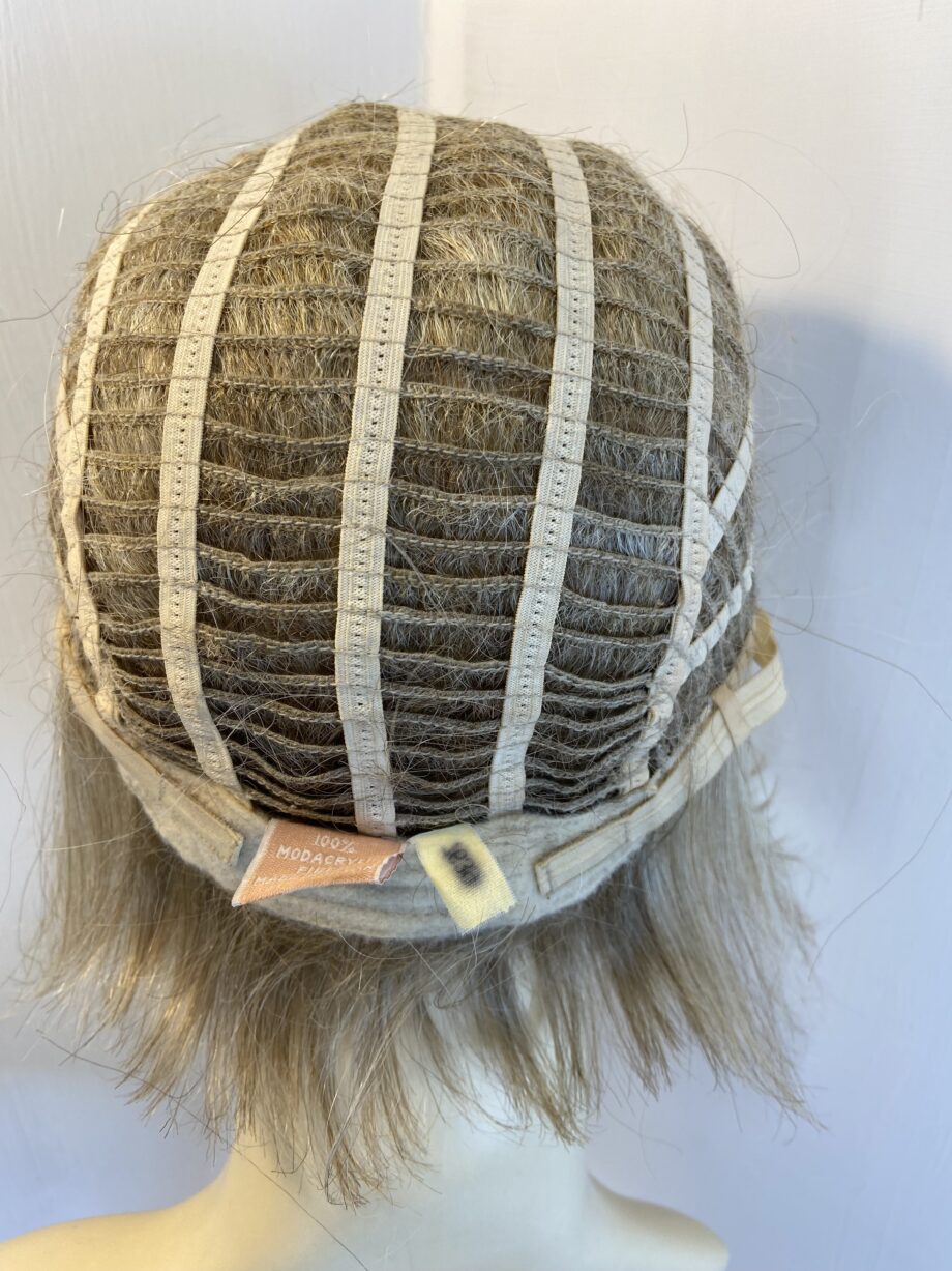 Blonde mid length wig. Blms581