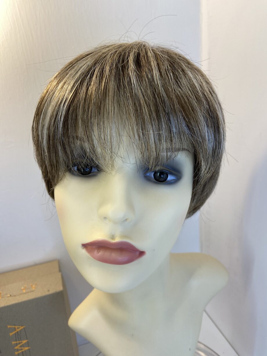 Blonde stylish wig boxed new. Bbrss432