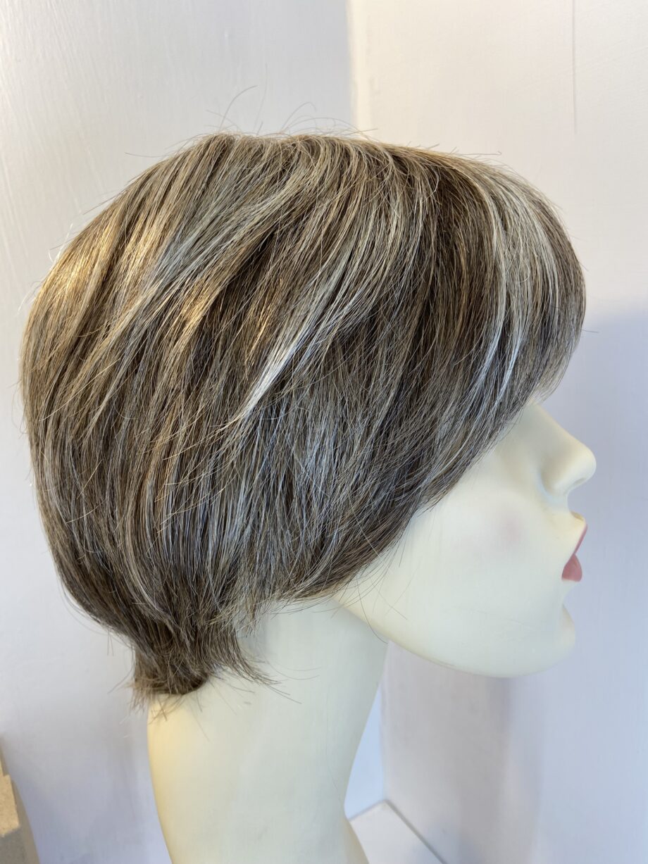 Blonde stylish wig boxed new. Bbrss432
