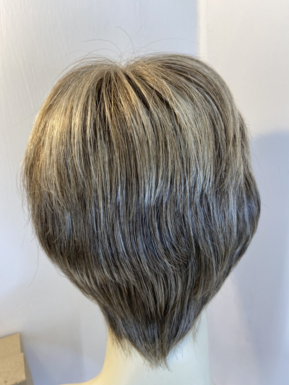Blonde stylish wig boxed new. Bbrss432