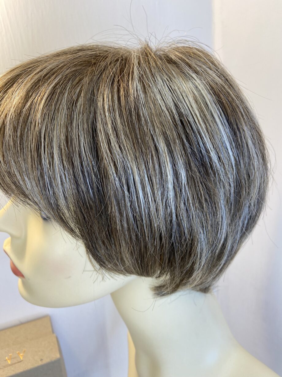 Blonde stylish wig boxed new. Bbrss432
