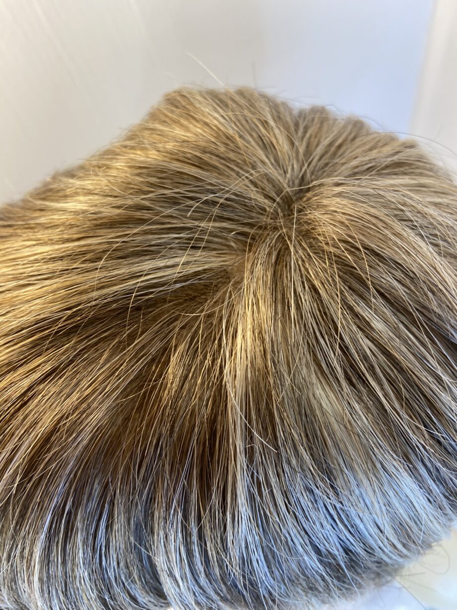 Blonde stylish wig boxed new. Bbrss432