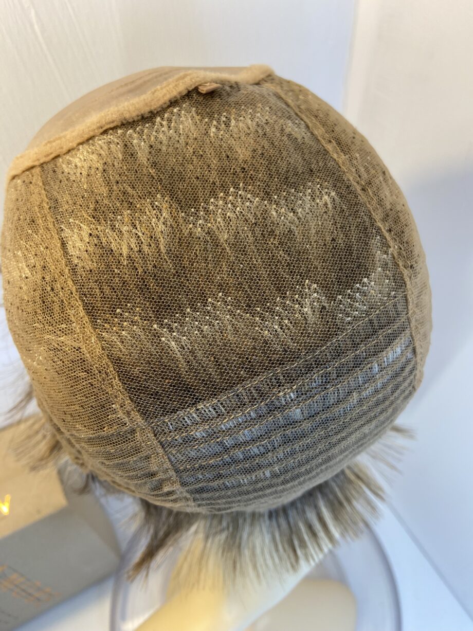 Blonde stylish wig boxed new. Bbrss432