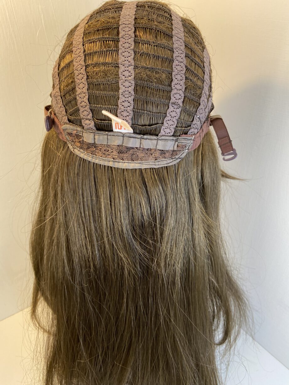 Stunning New long brown wig. Brls583