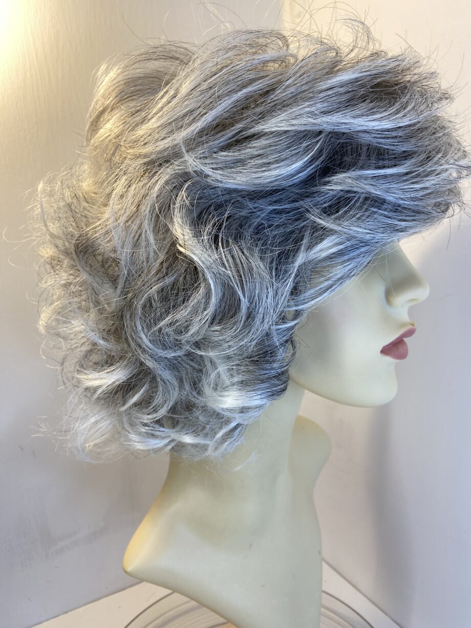 New long grey wavy wig. Gmw584