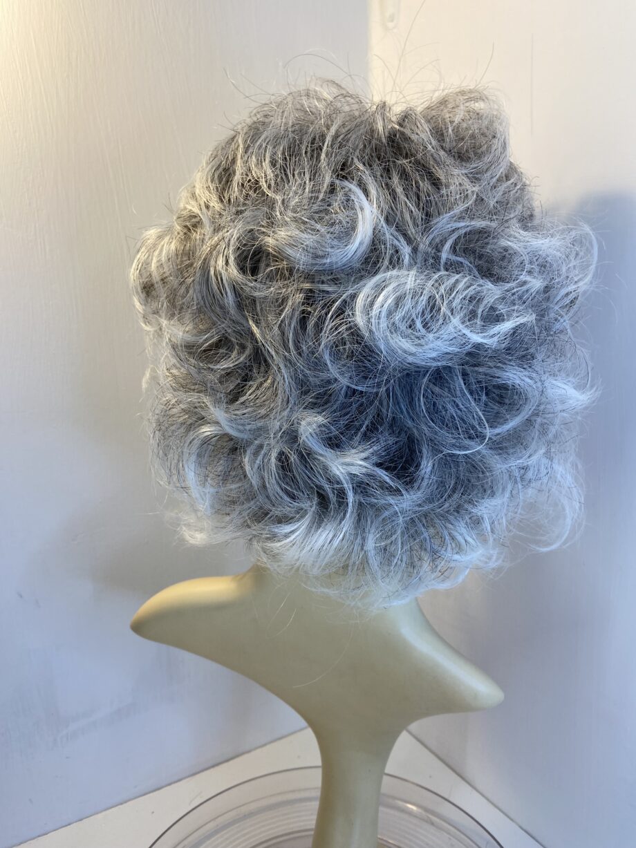 New long grey wavy wig. Gmw584