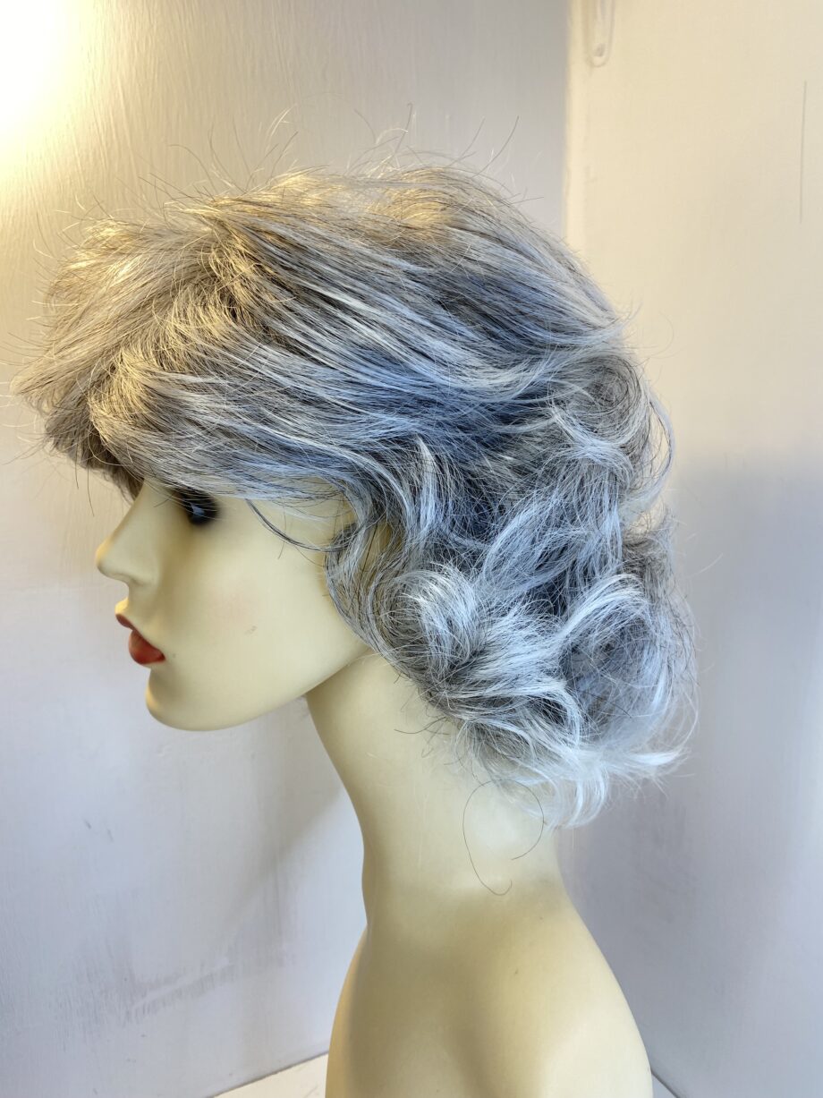 New long grey wavy wig. Gmw584