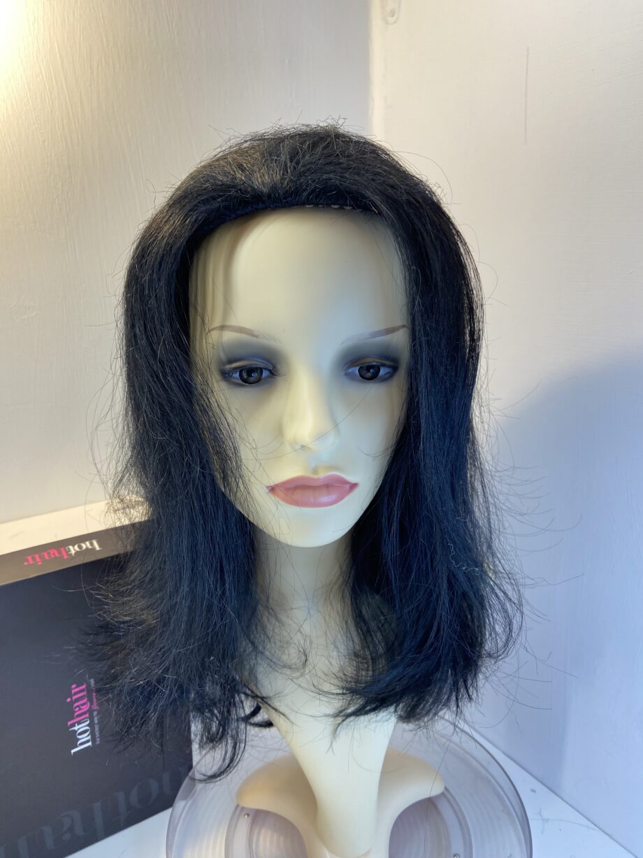 New black wavy long wig in box. Bblalw439