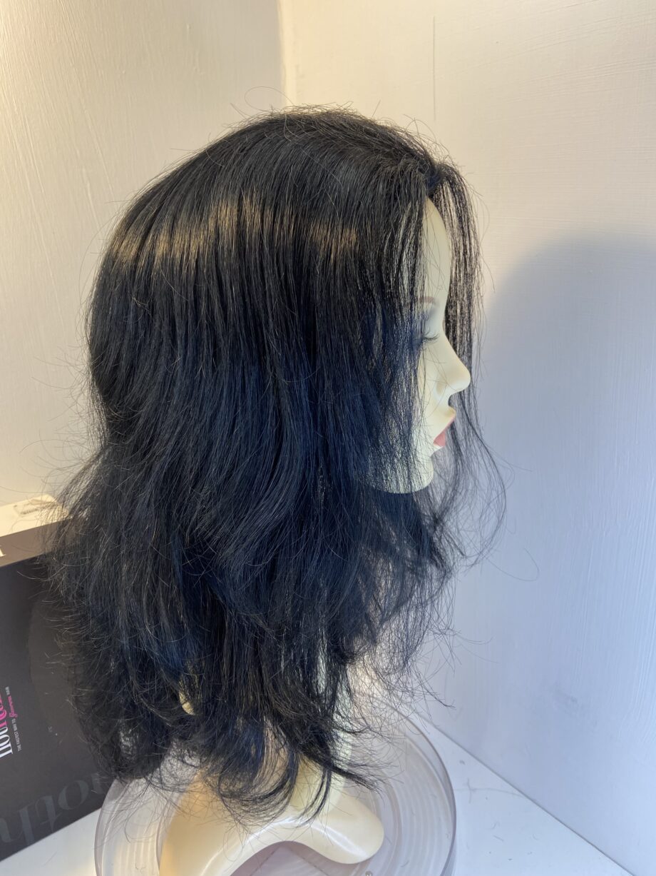 New black wavy long wig in box. Bblalw439