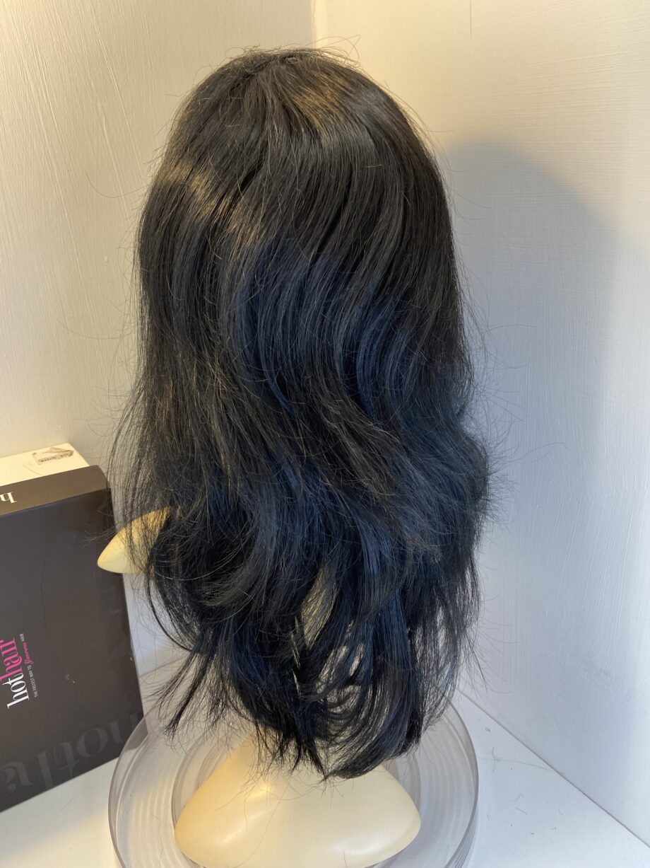 New black wavy long wig in box. Bblalw439