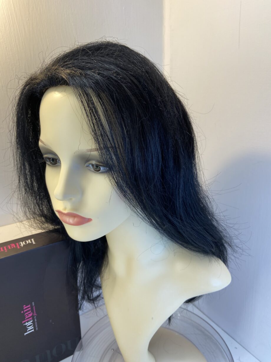 New black wavy long wig in box. Bblalw439