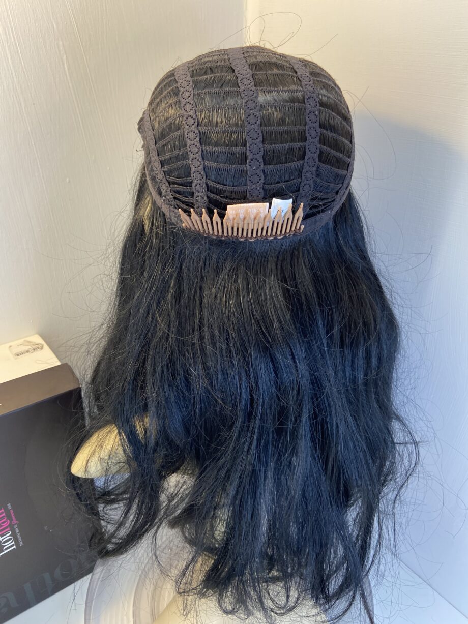 New black wavy long wig in box. Bblalw439