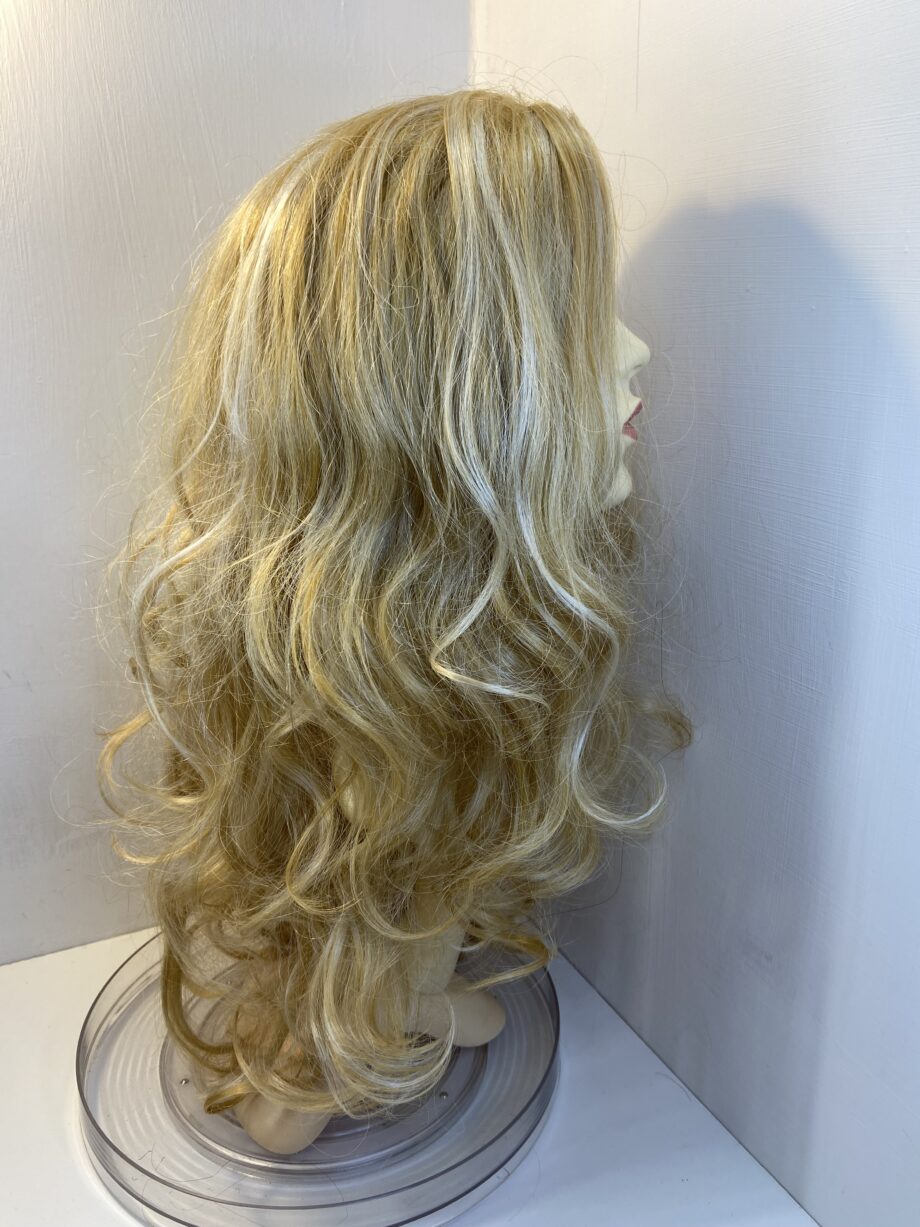 Long curly blonde wig. Bllc330