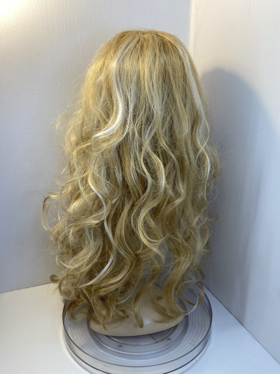 Long curly blonde wig. Bllc330