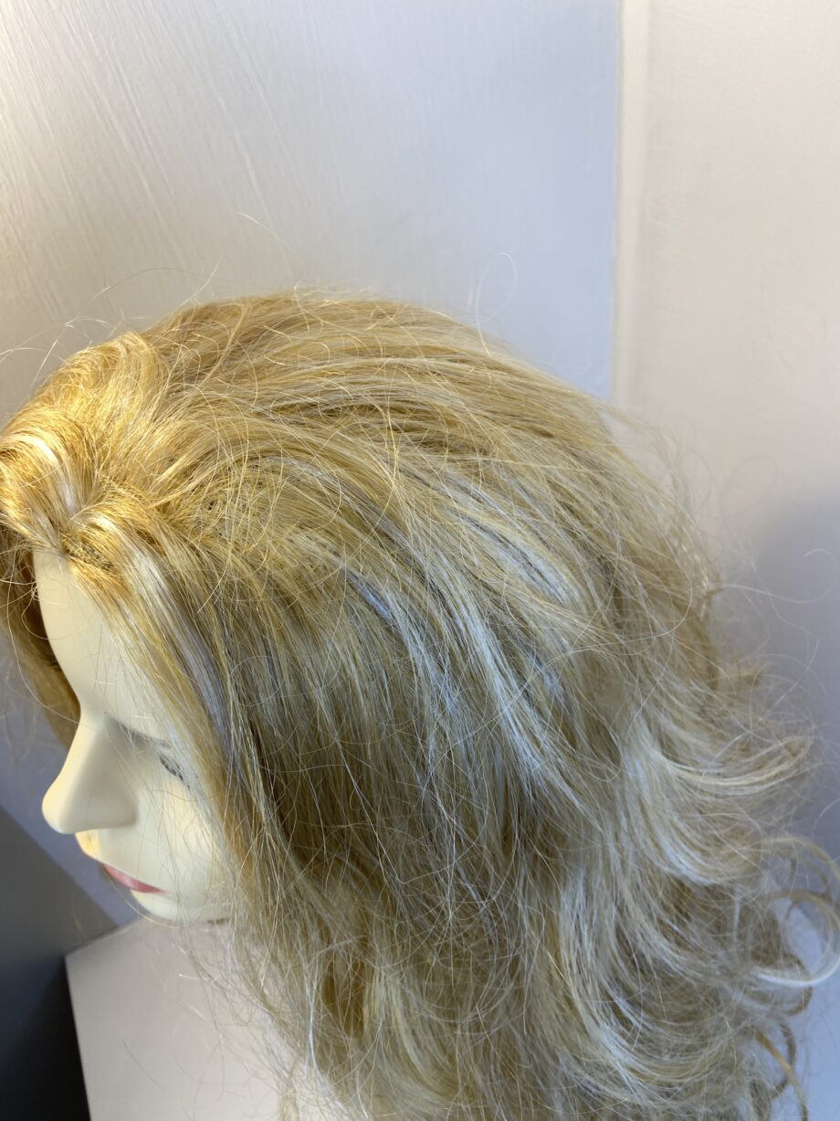 Long curly blonde wig. Bllc330