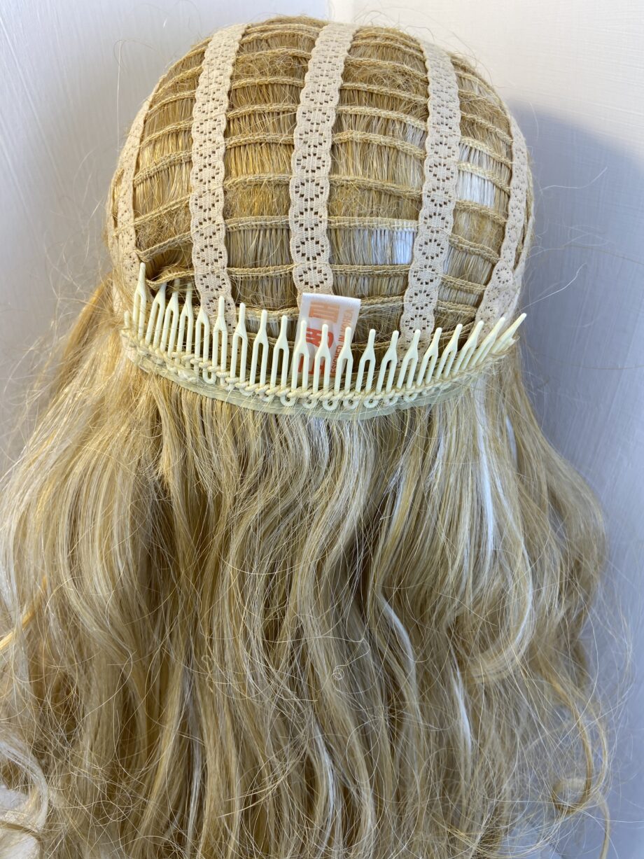 Long curly blonde wig. Bllc330