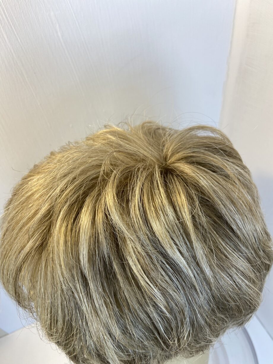Blonde short designer wig. Blss335