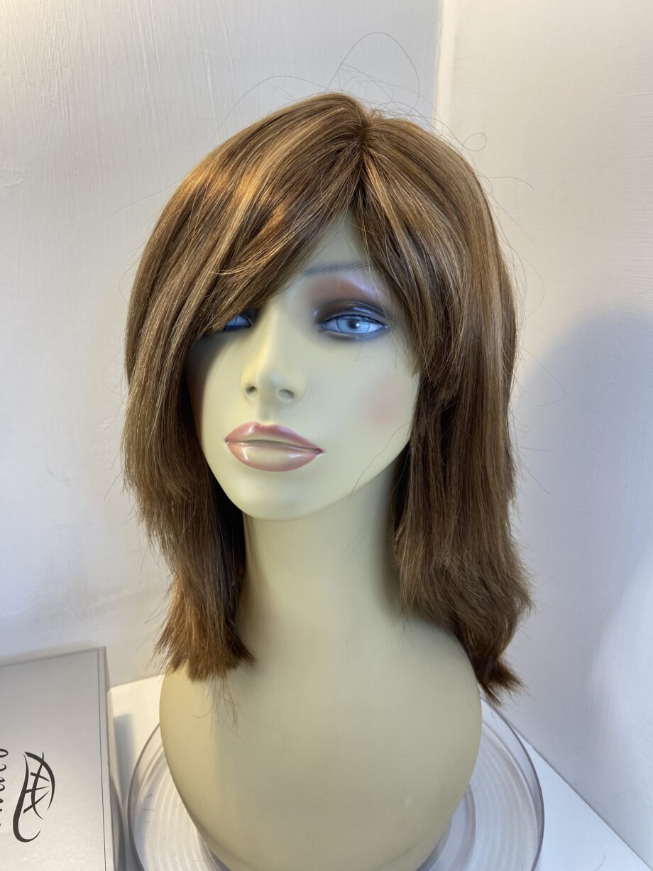 New reddish brown long Trendco wig. Bbrls441
