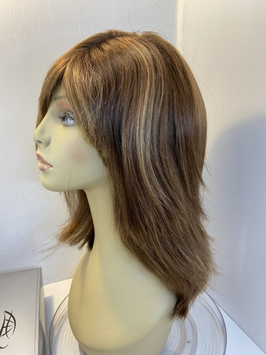 New reddish brown long Trendco wig. Bbrls441