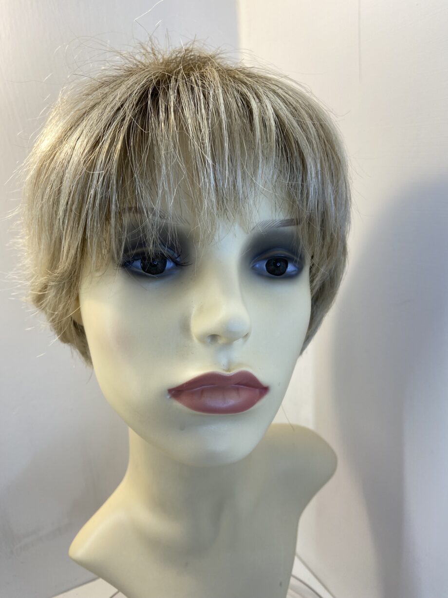 Rooted blonde short wig. Blss595