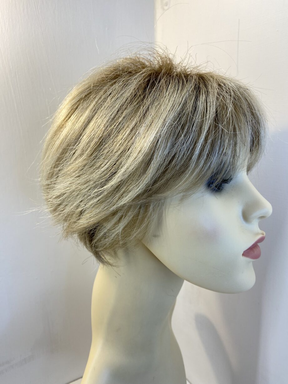 Rooted blonde short wig. Blss595
