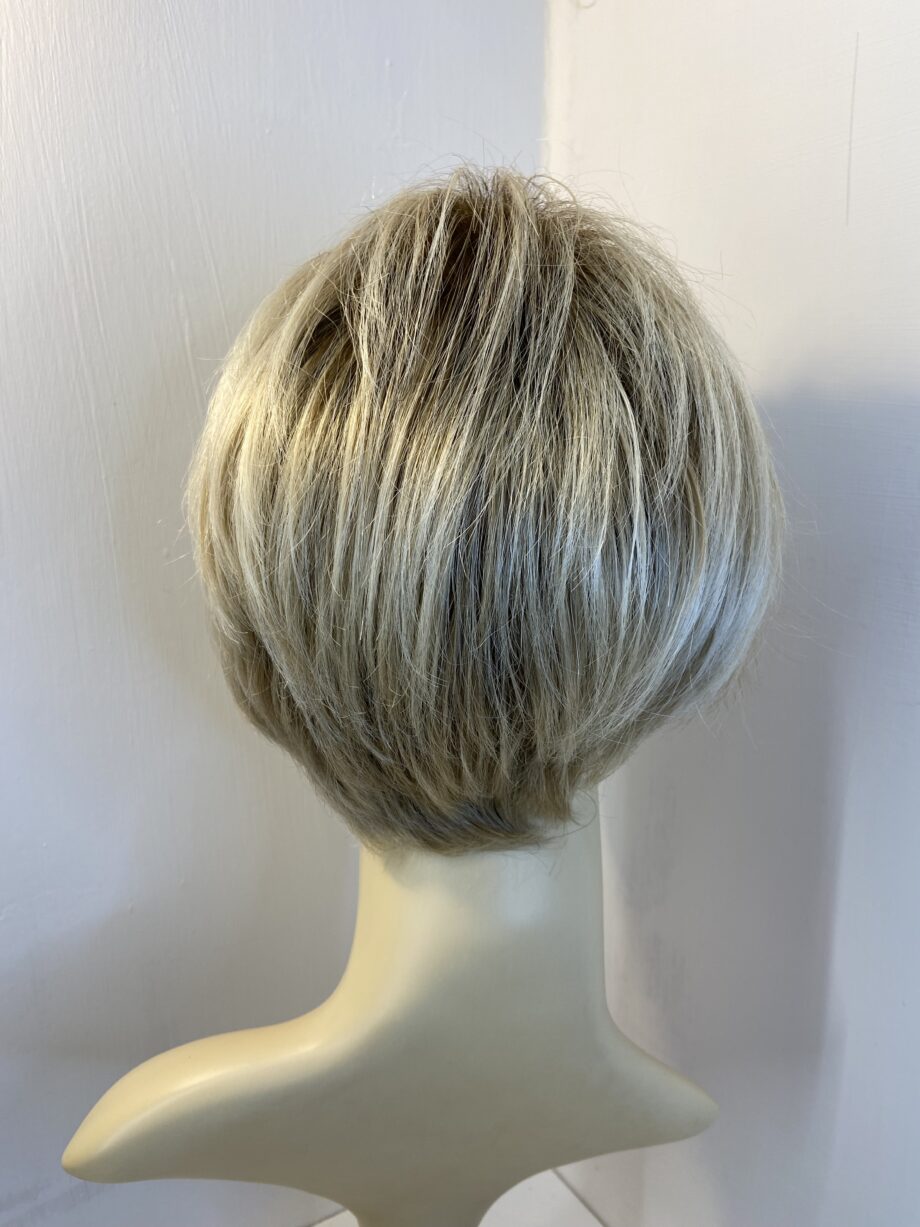 Rooted blonde short wig. Blss595