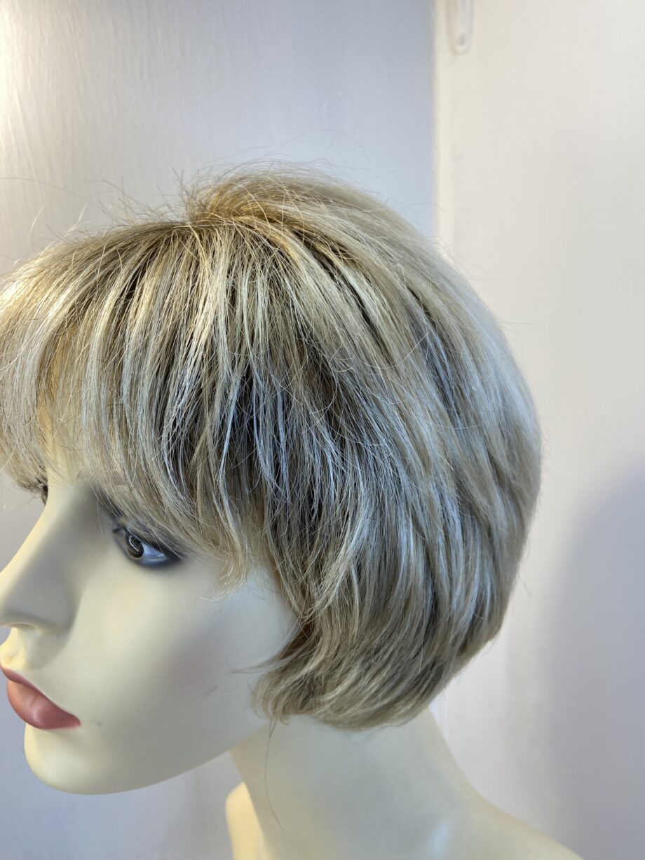 Rooted blonde short wig. Blss595