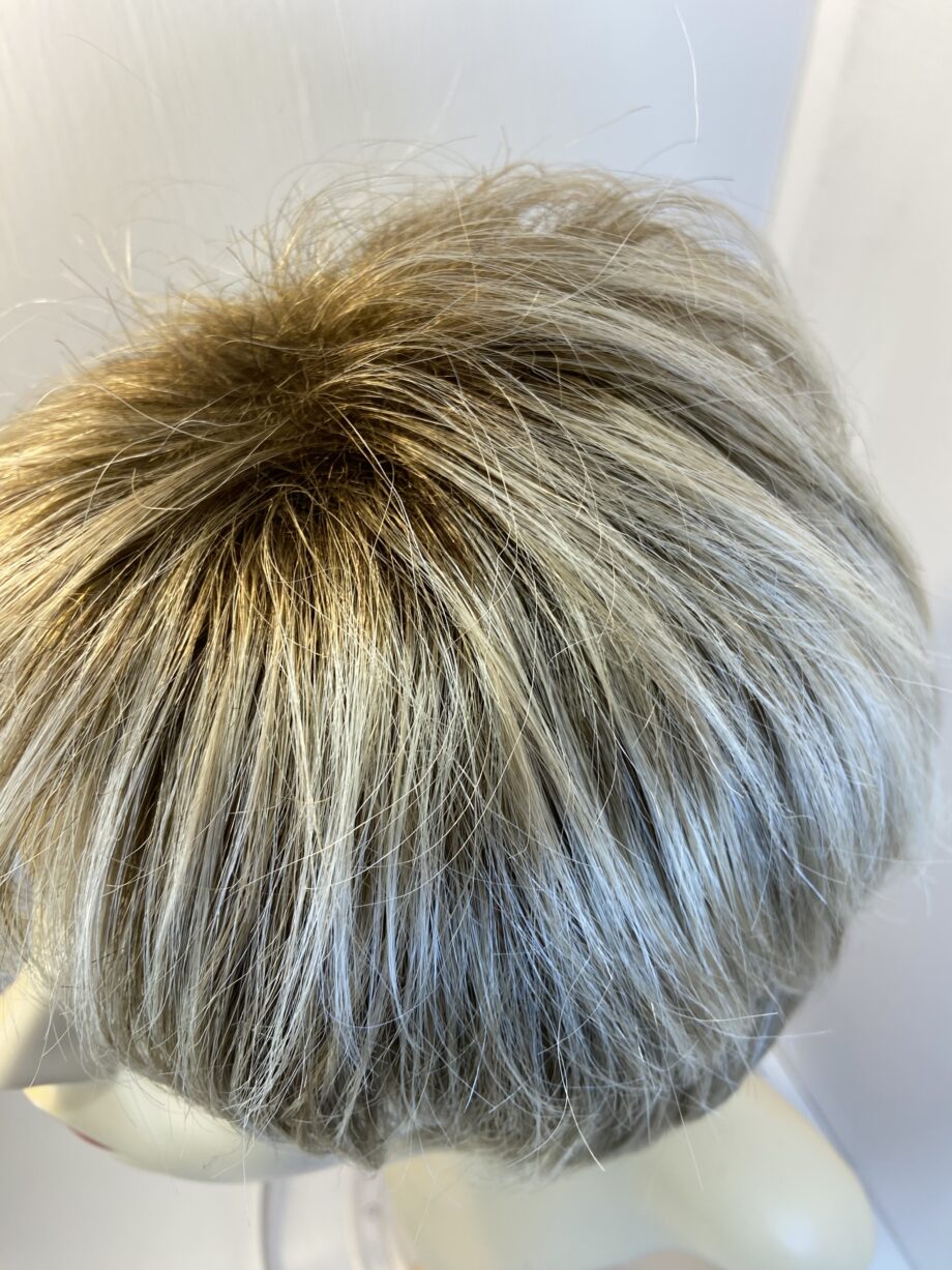 Rooted blonde short wig. Blss595