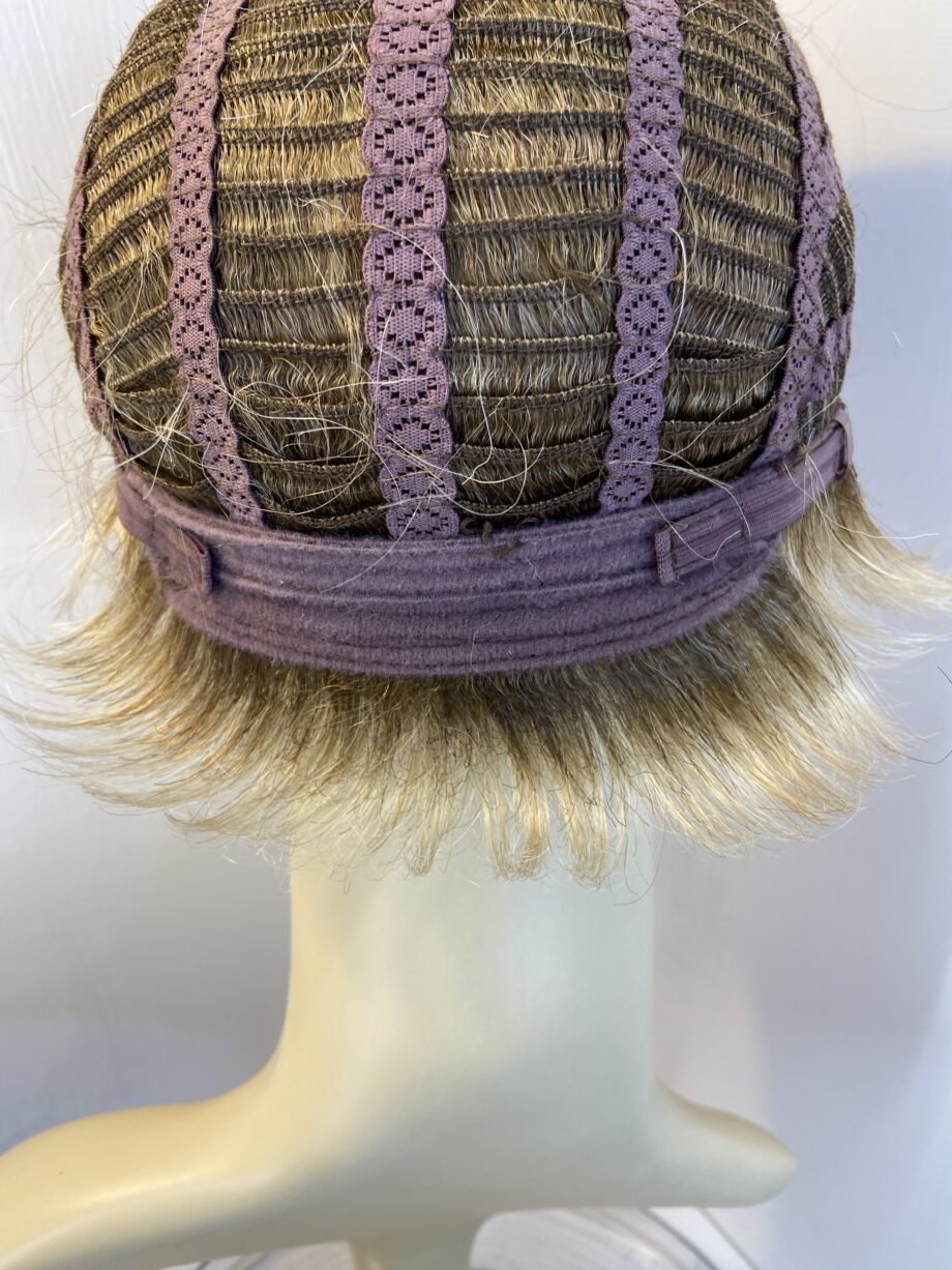 Rooted blonde short wig. Blss595