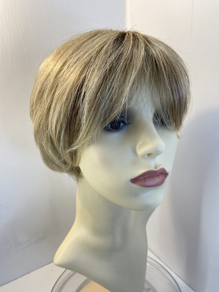 Rooted short blonde wig. Blss597