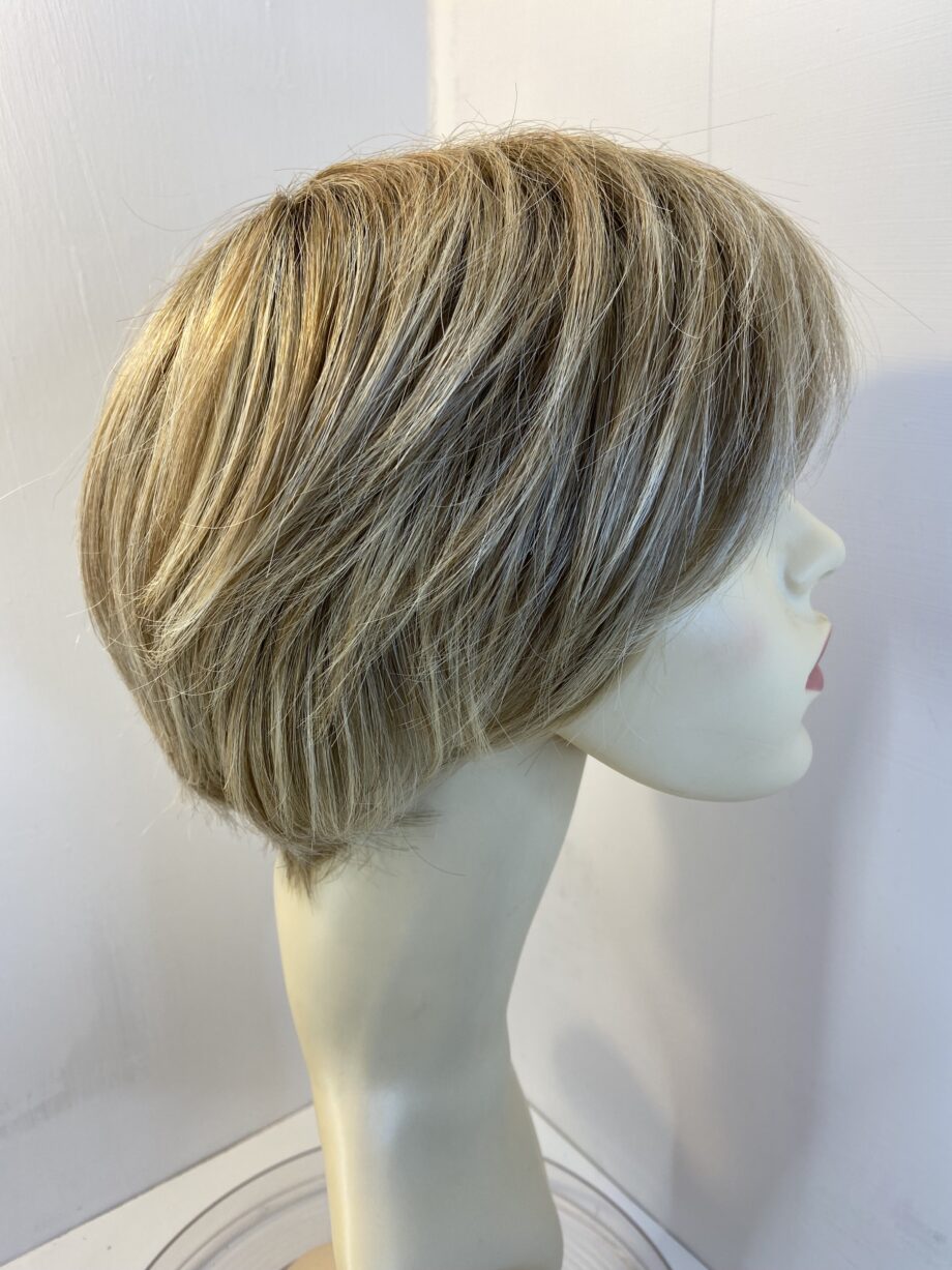 Rooted short blonde wig. Blss597