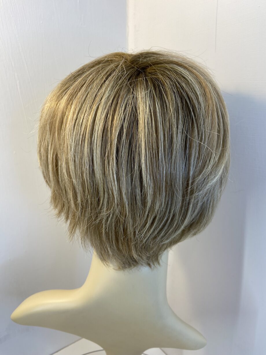 Rooted short blonde wig. Blss597