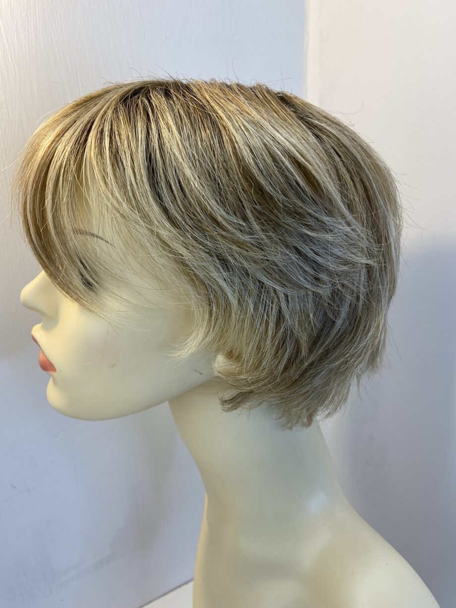 Rooted short blonde wig. Blss597