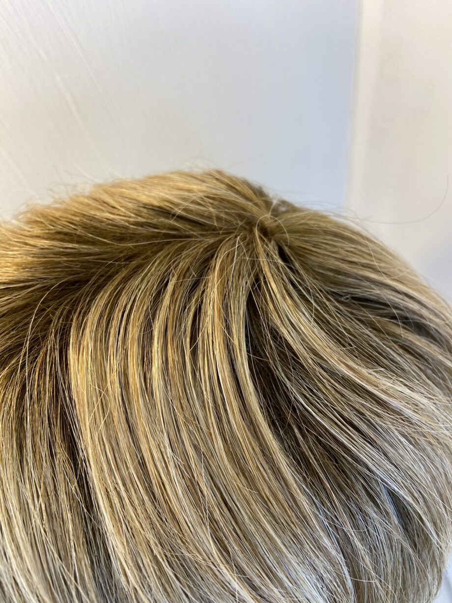 Rooted short blonde wig. Blss597