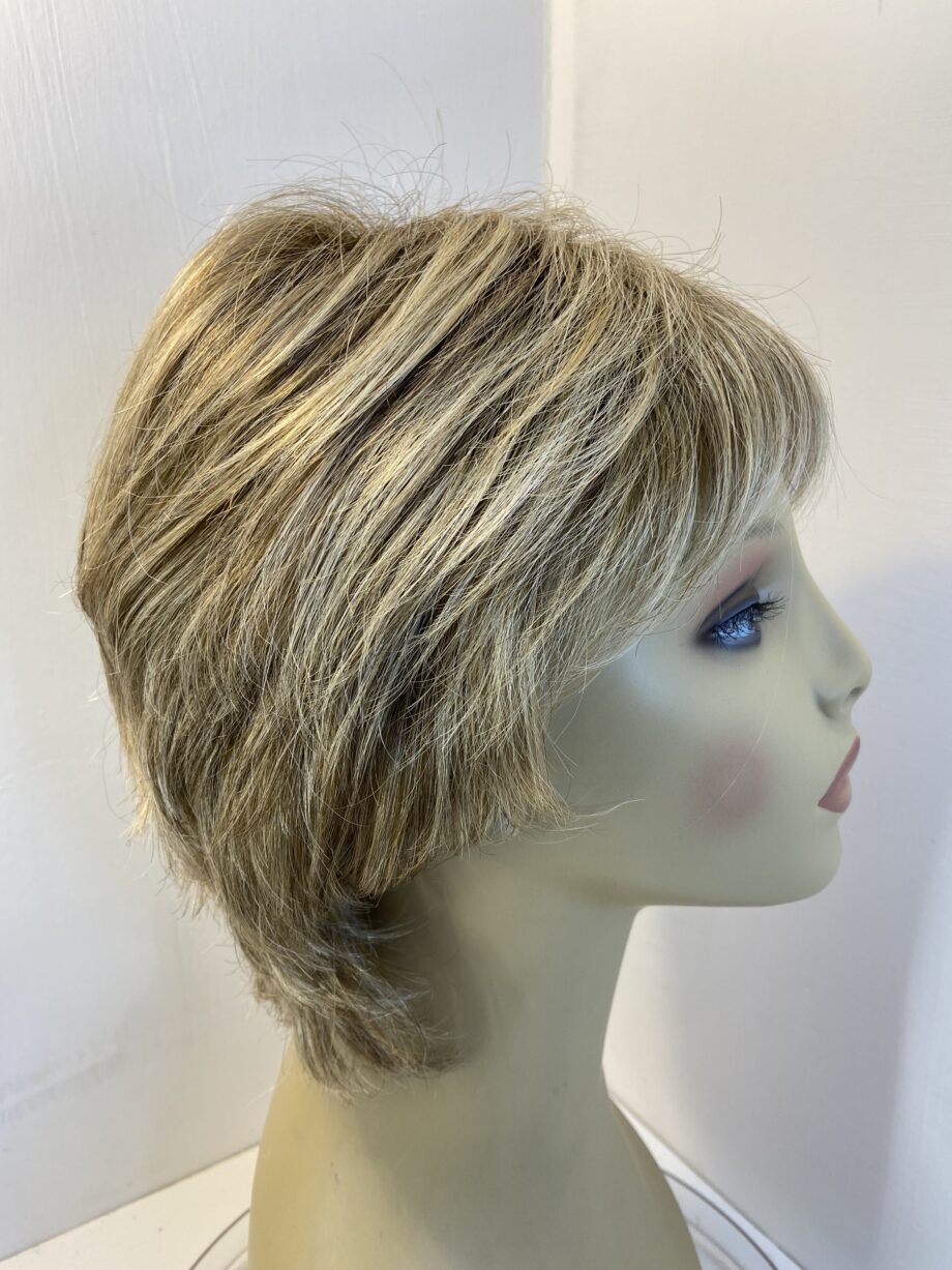 Blonde rooted wig. Blss598