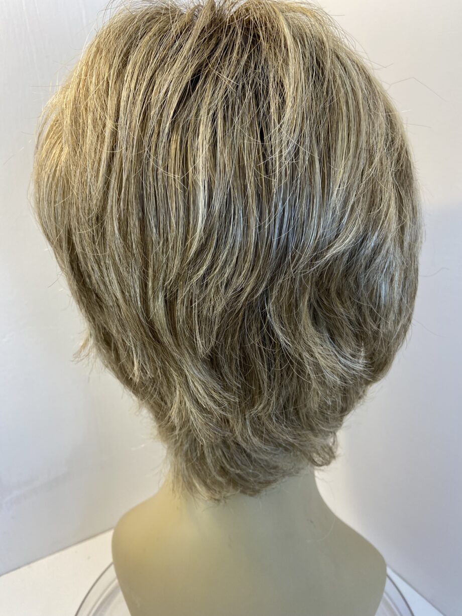 Blonde rooted wig. Blss598