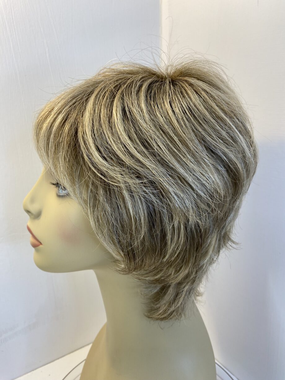 Blonde rooted wig. Blss598
