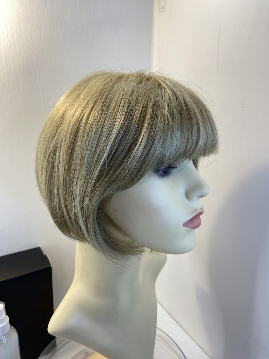 Blonde sentoo collection wig and products. 442