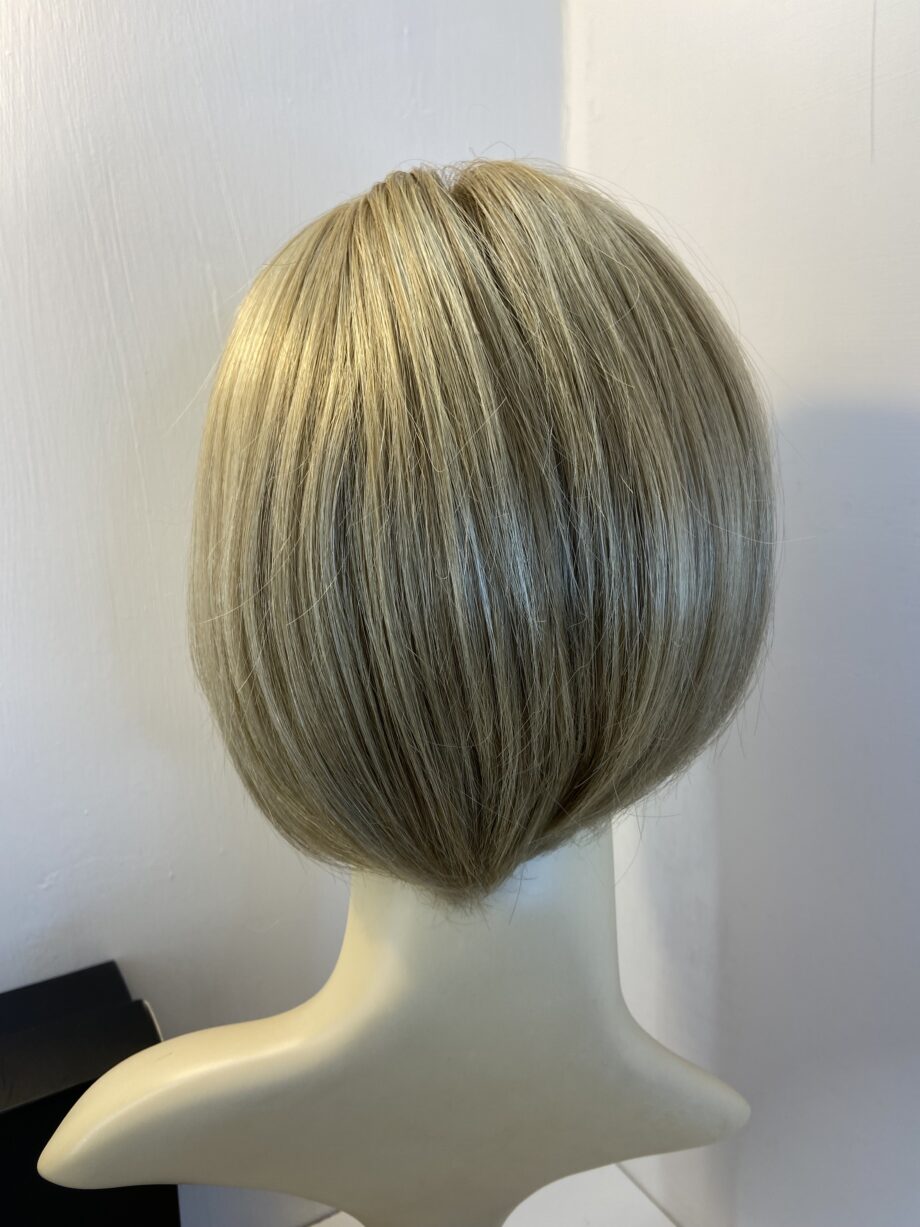 Blonde sentoo collection wig and products. 442