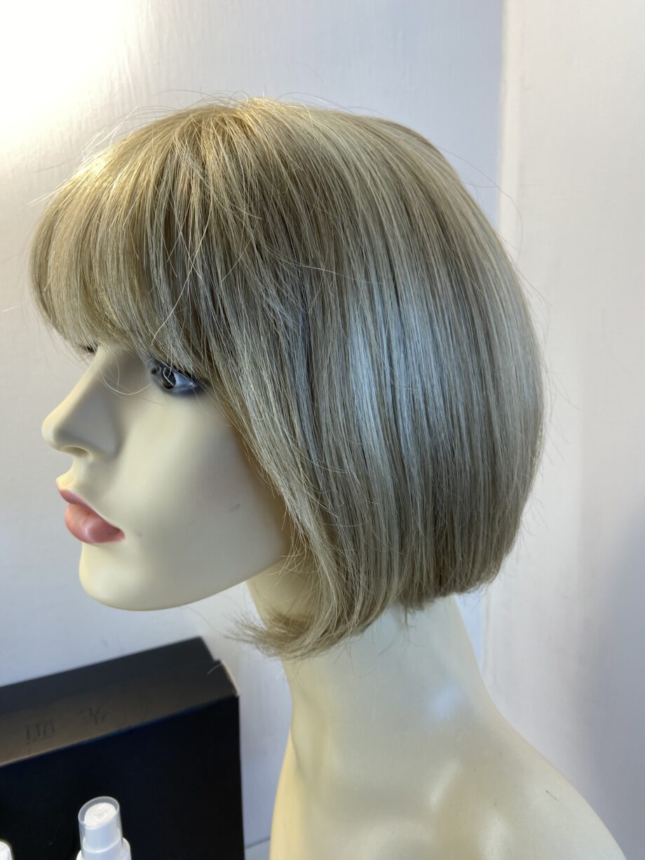 Blonde sentoo collection wig and products. 442