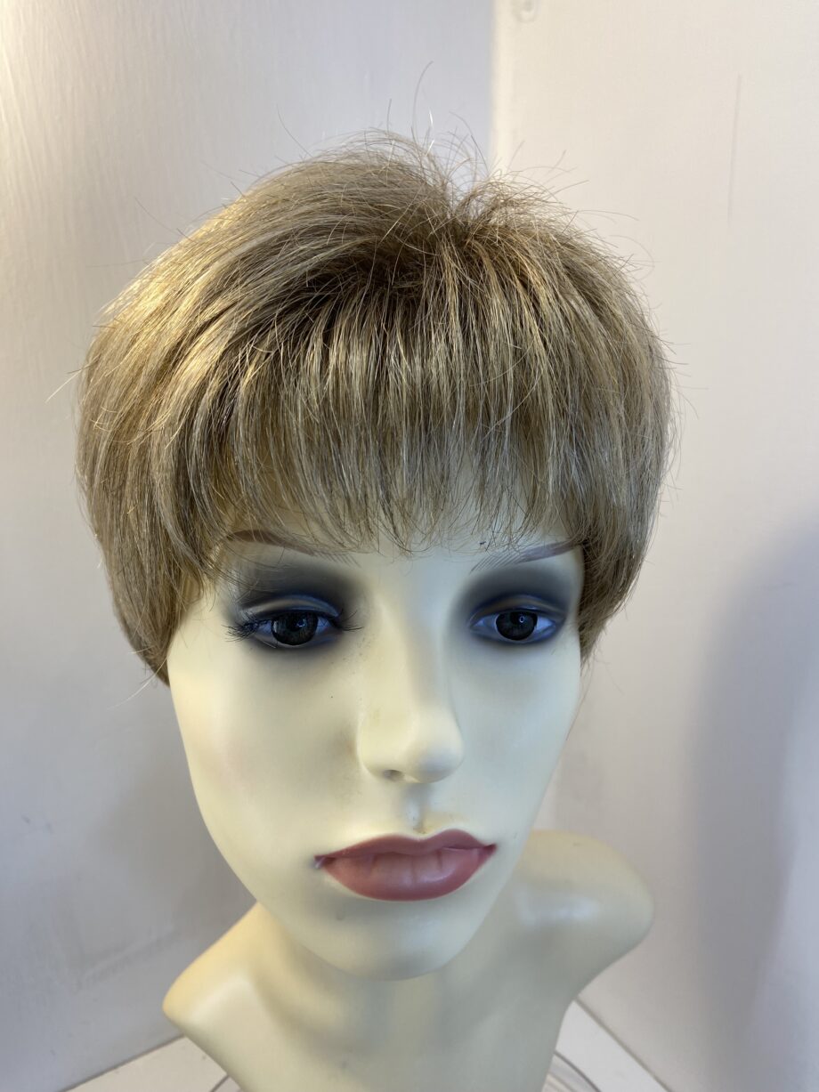 Soft brown short wig. Blss821