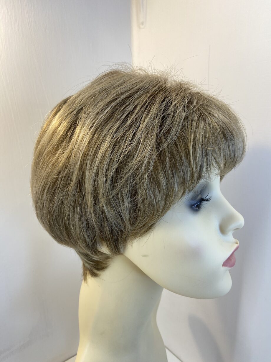 Soft brown short wig. Blss821