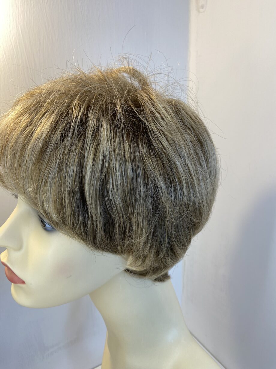 Soft brown short wig. Blss821