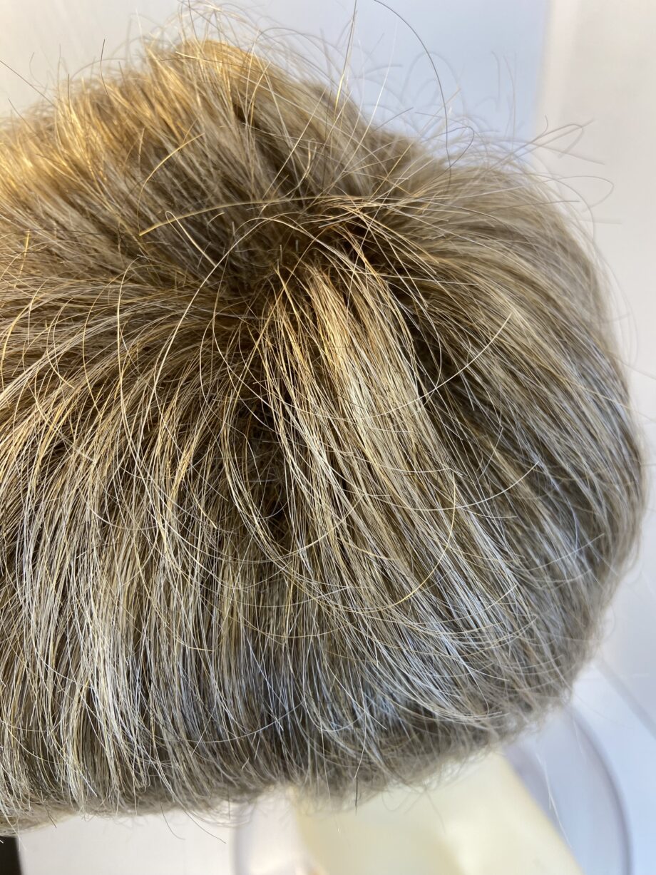 Soft brown short wig. Blss821