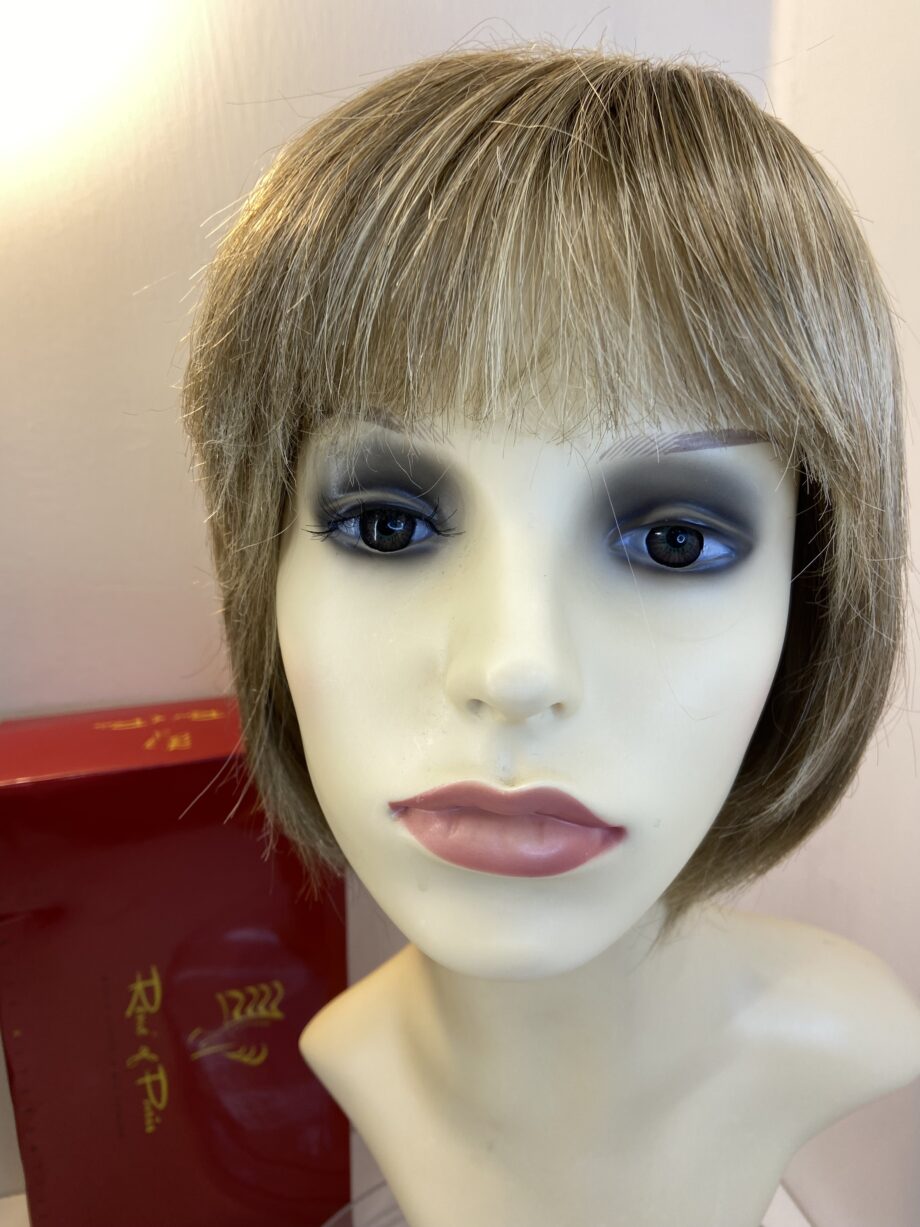 Rene of Paris blonde wig. Bblms444