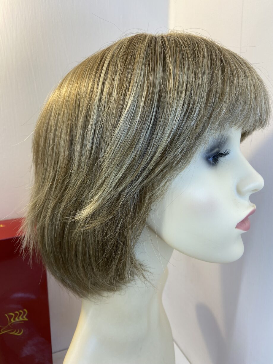 Rene of Paris blonde wig. Bblms444