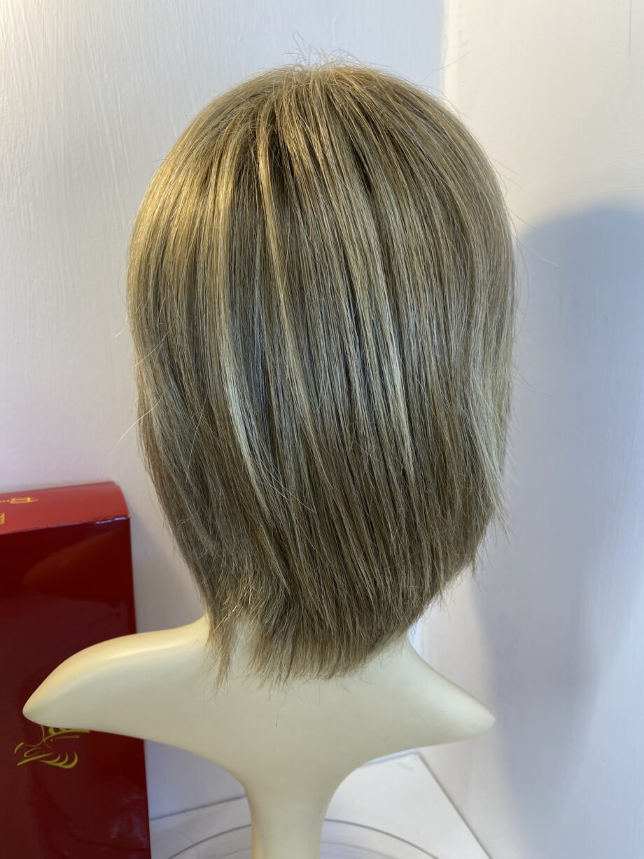 Rene of Paris blonde wig. Bblms444